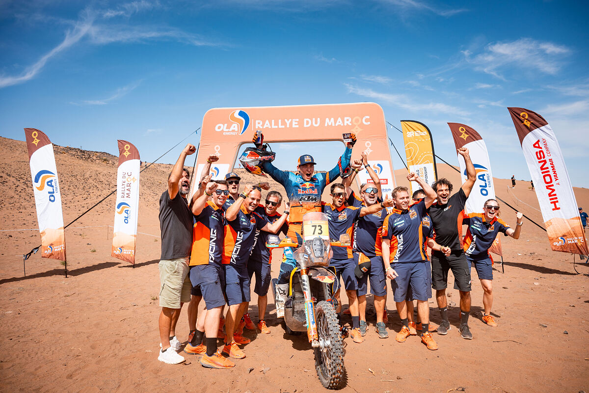 Edgar Canet celebra con integrantes del equipo KTM junto a su moto número 73 en el Rally de Marruecos de 2026.