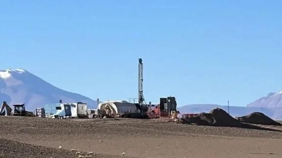 Instalaciones de perforación en un salar, imagen publicada con el informe de Cilon.