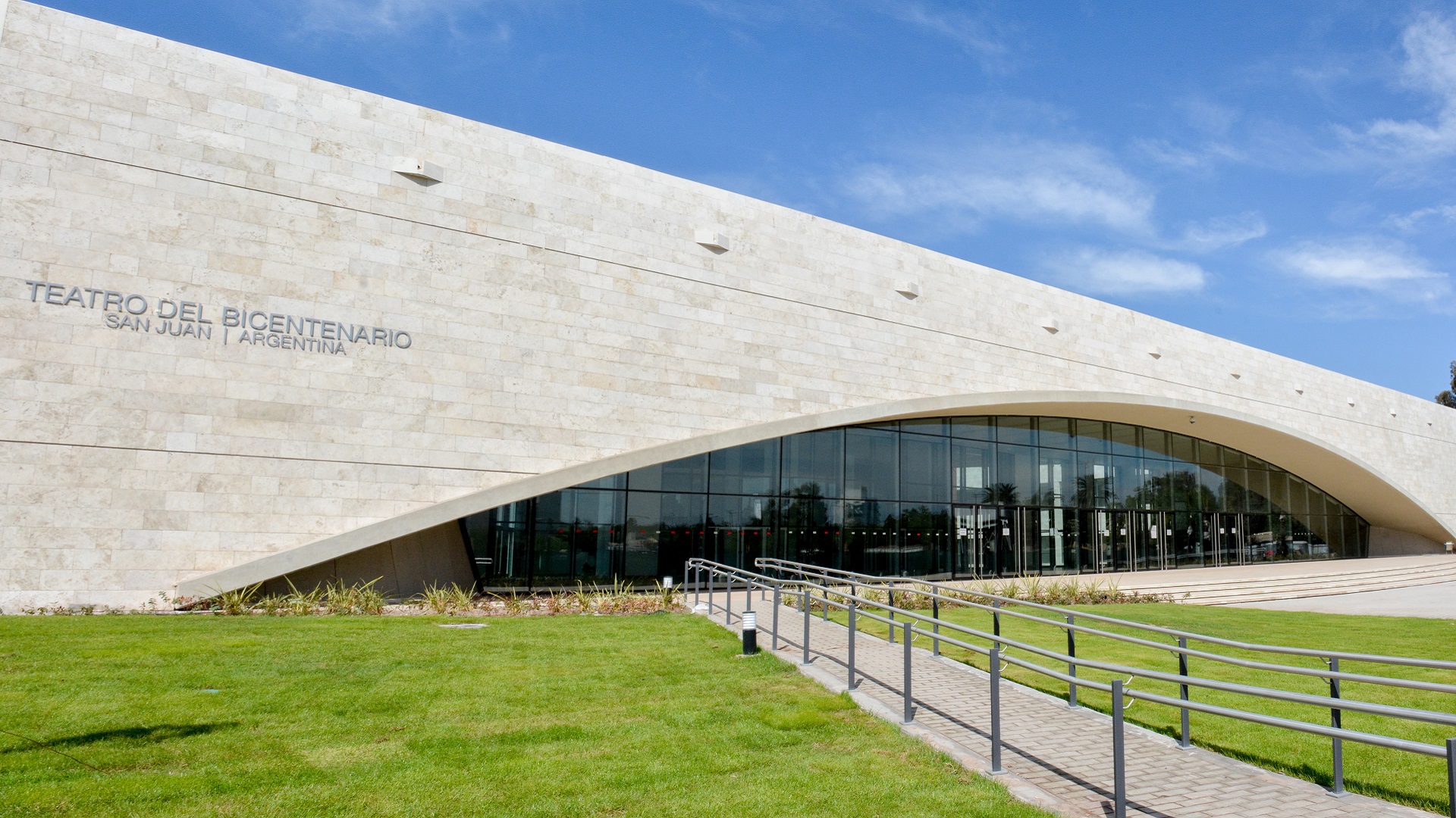 Fachada del Teatro del Bicentenario, en San Juan, sede de Buscar la forma. Archivo de septiembre de 2016; no corresponde a la exposición actual.