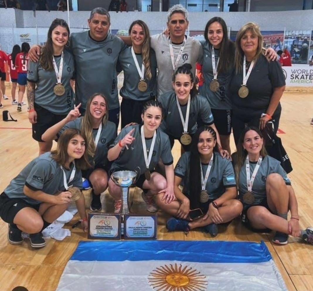 Selección argentina senior femenina de hockey sobre patines con sus medallas y trofeo en el Panamericano de Colombia de marzo de 2024. Foto de archivo; no corresponde a la final de 2026.