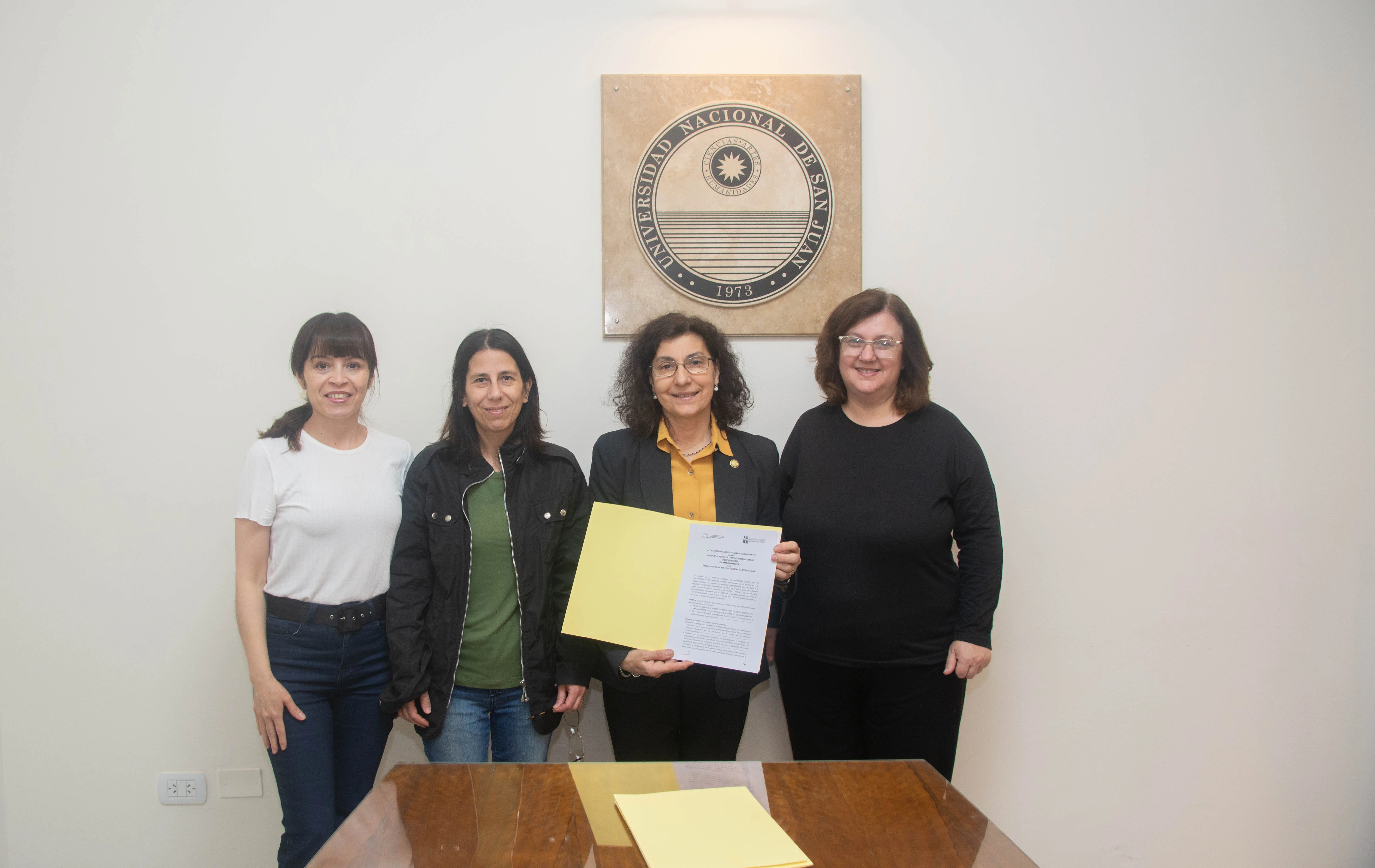 Representantes de la Facultad de Filosofía y la Escuela de Bibliotecología muestran el acta del acuerdo para las prácticas profesionalizantes del 5 de octubre de 2026.