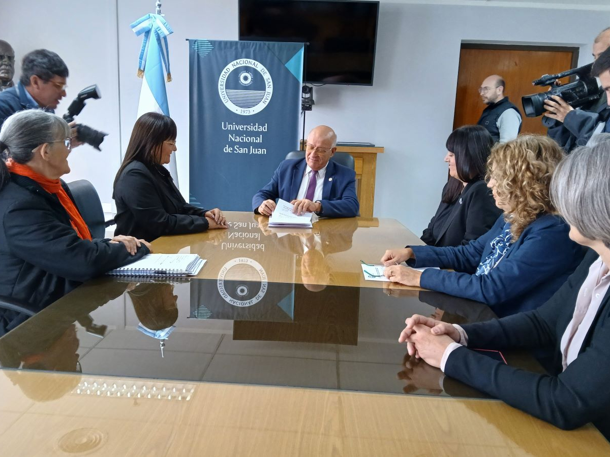 Archivo del 21 de abril de 2026: Tadeo Berenguer y Daniela Rodríguez durante la firma del acta para talleres de oficios en Chimbas. No corresponde a la apertura de octubre.