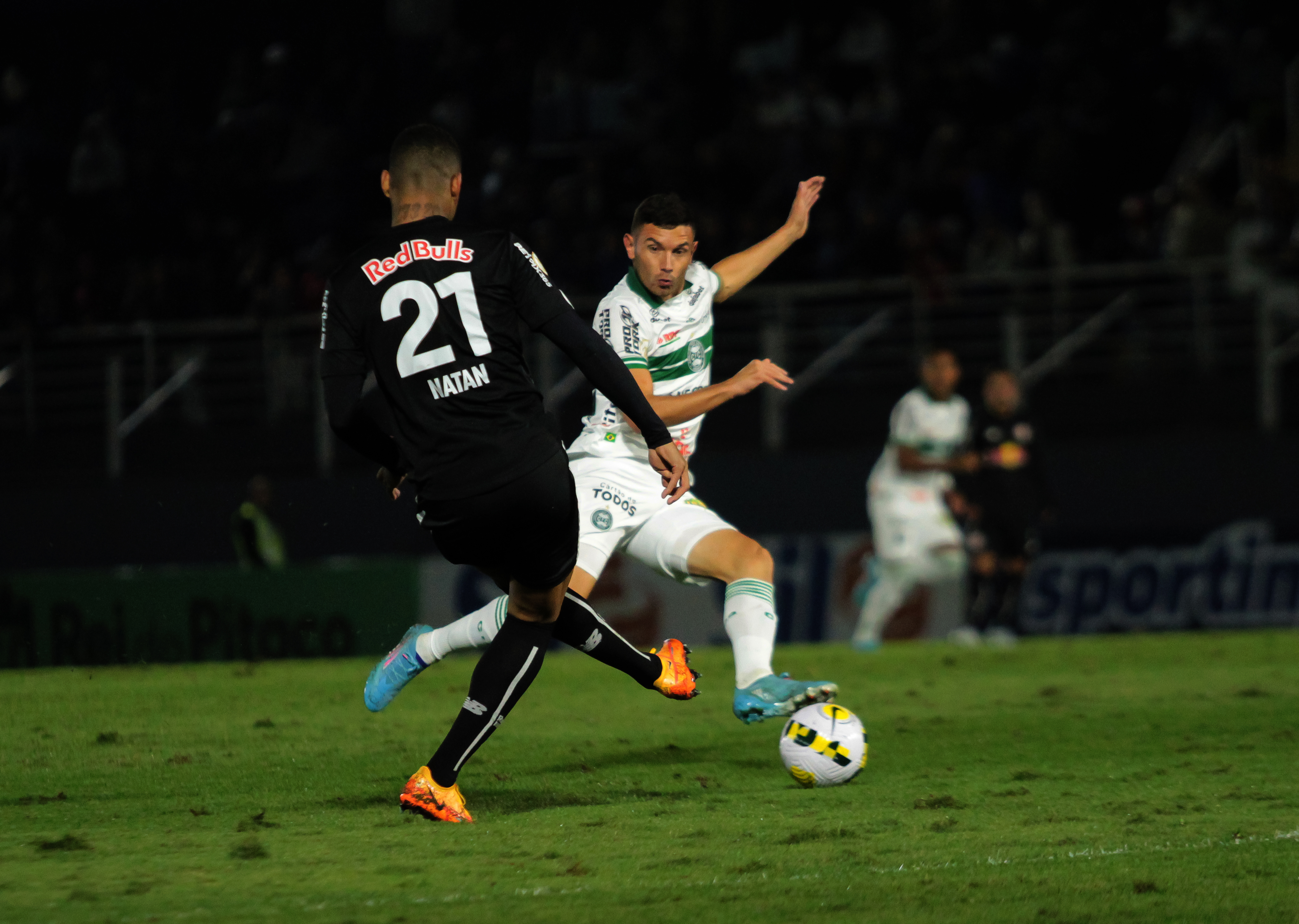 Archivo: Adrián Martínez, con la camiseta de Coritiba, disputa una pelota ante Bragantino el 15 de junio de 2022.