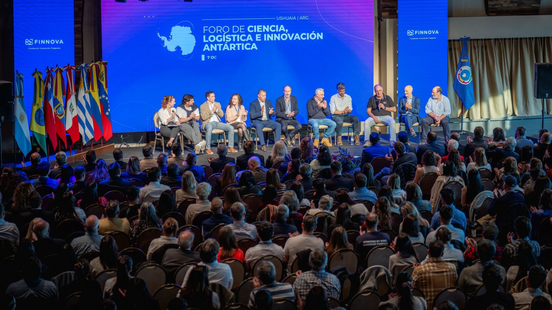 Panel del Foro de Ciencia, Logística e Innovación Antártica realizado en Ushuaia en octubre de 2026, en una imagen difundida por el INTI; no es una fotografía de las obras en Marambio.