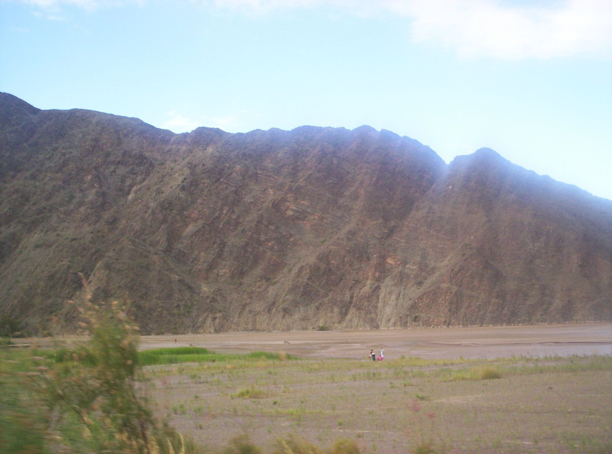 Vista de archivo del río San Juan, sus márgenes y el relieve montañoso. No corresponde a las prácticas de rescate en Playa Las Tapias.