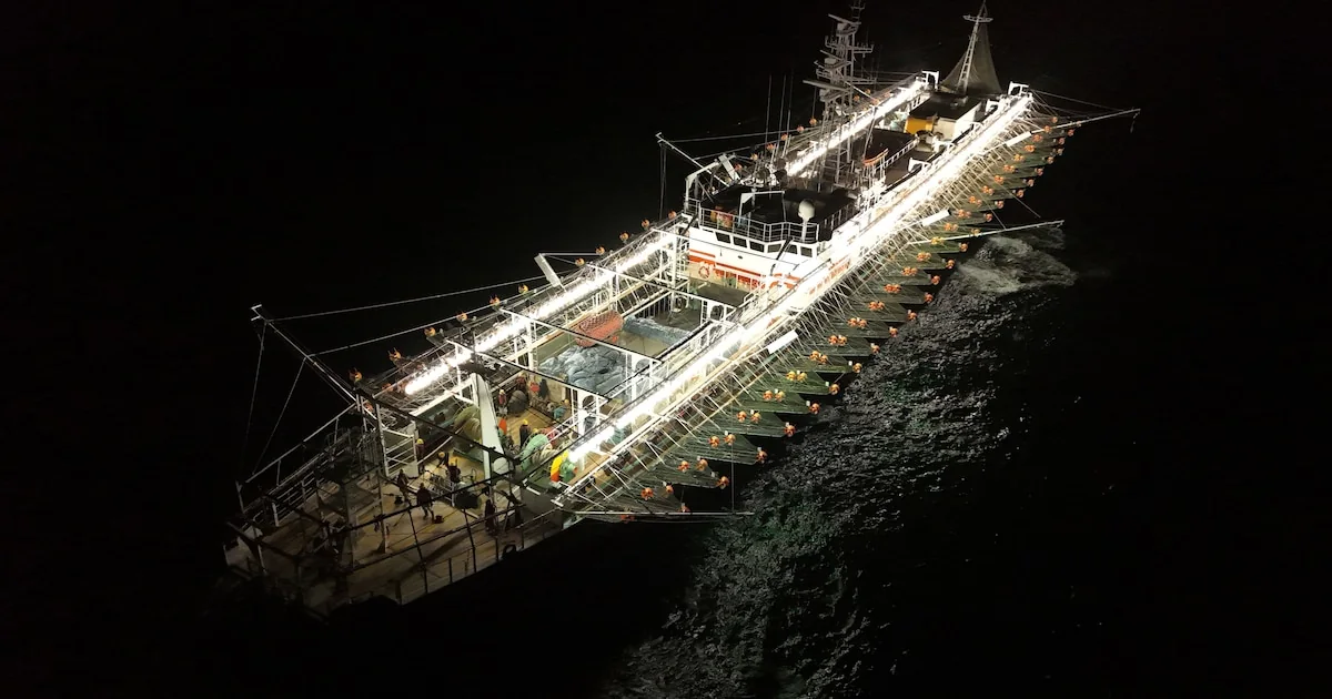 Pesquero fotografiado de noche en una imagen difundida con la información sobre los operativos cerca de Penghu.