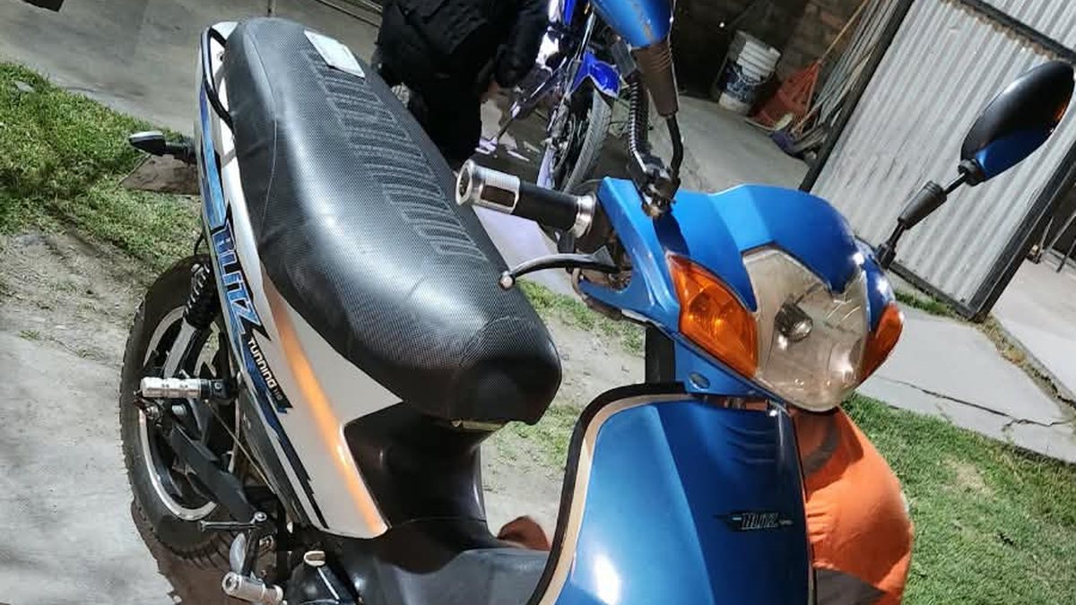 La motocicleta azul recuperada tras la denuncia de asalto a un conductor en Pocito.