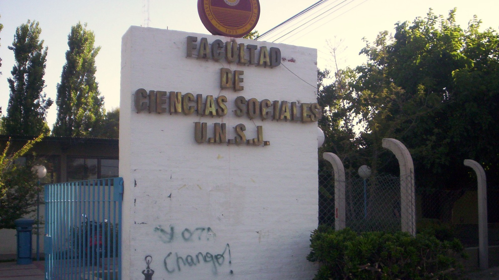 Cartel de ingreso de la Facultad de Ciencias Sociales de la Universidad Nacional de San Juan, en una fotografía de archivo.