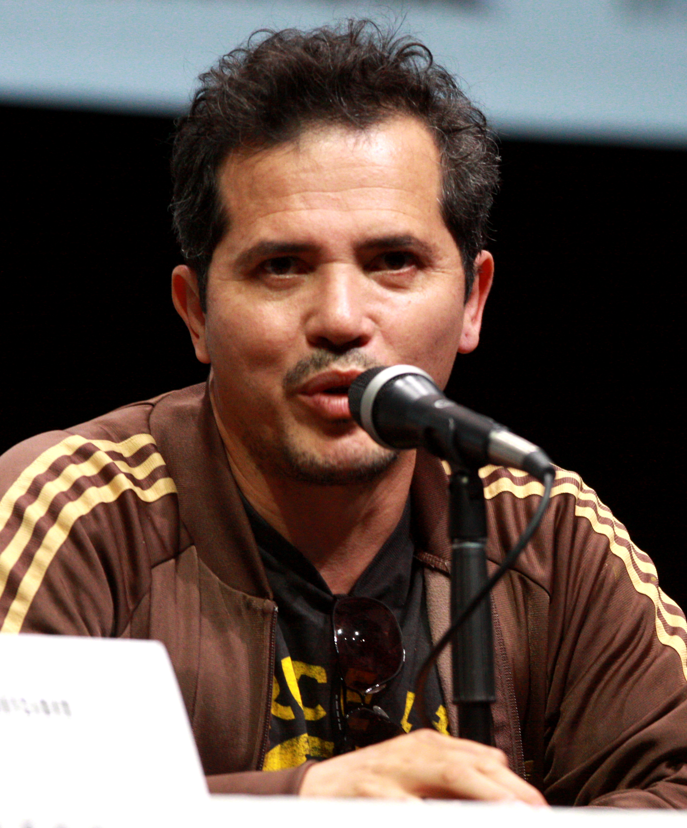 John Leguizamo habla frente a un micrófono en la Comic-Con de San Diego de 2013; fotografía de archivo.