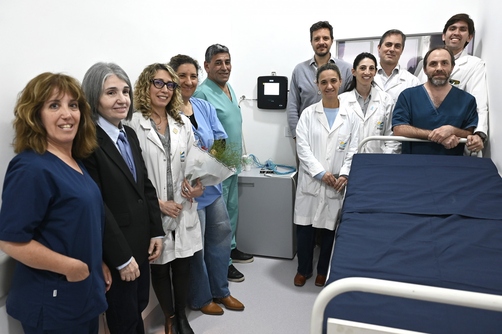 Profesionales junto a una cama y al equipamiento de la nueva Unidad de Video-EEG del Hospital Posadas.