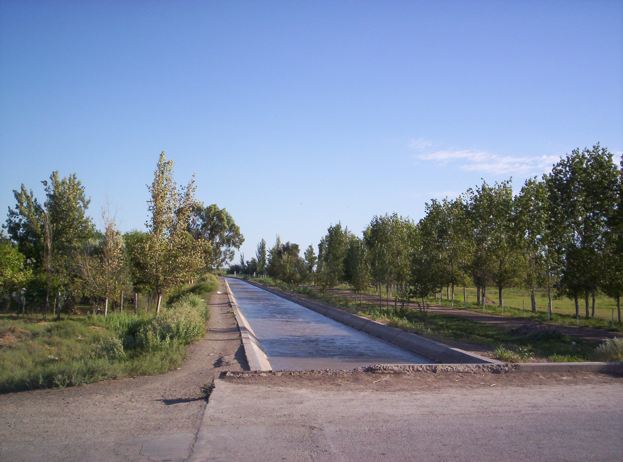 Canal de riego en Media Agua, departamento Sarmiento, San Juan. Fotografía de archivo publicada en febrero de 2008; no muestra el relevamiento ni el estado actual de los cauces.