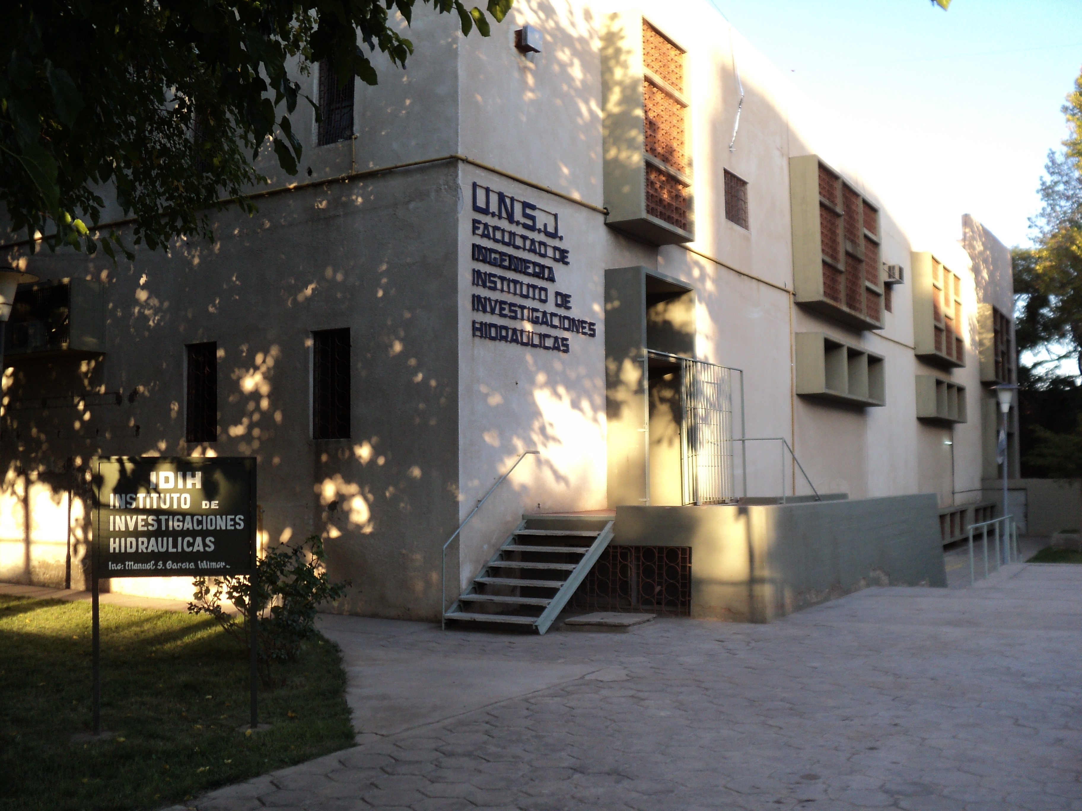 Instituto de Investigaciones Hidráulicas, en el predio de la Facultad de Ingeniería de la UNSJ. Foto de archivo del 4 de junio de 2010; referencia de la Facultad, no del Departamento de Matemática ni del lugar de inscripción.
