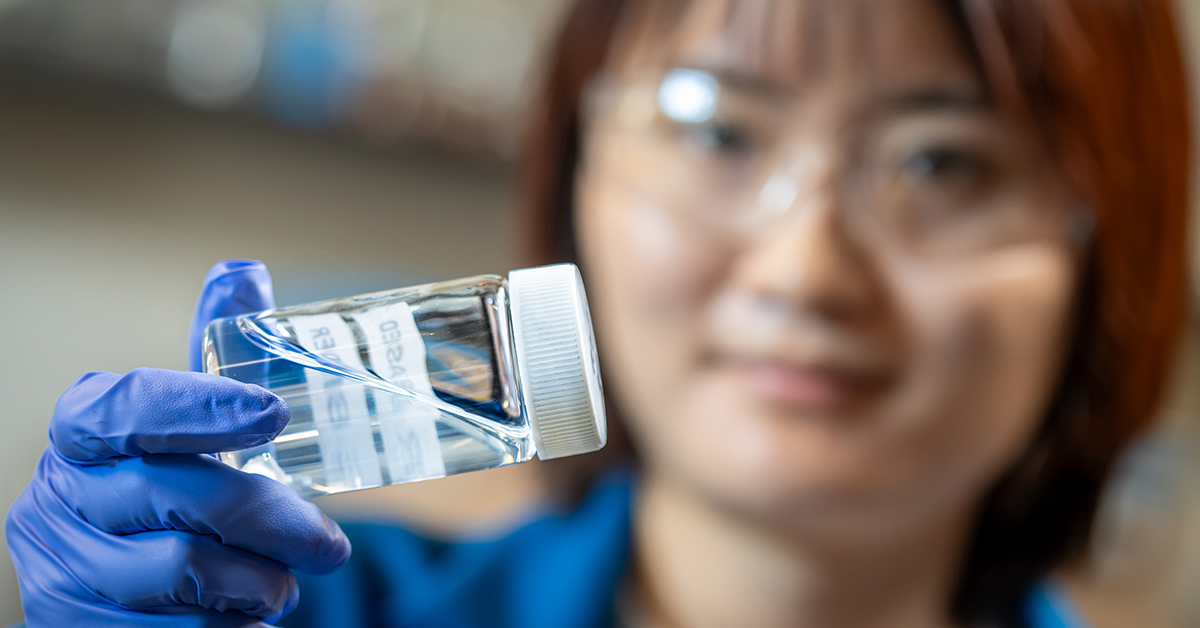 Una investigadora muestra el nuevo aglutinante para electrodos presentado por UC San Diego el 9 de octubre de 2026.