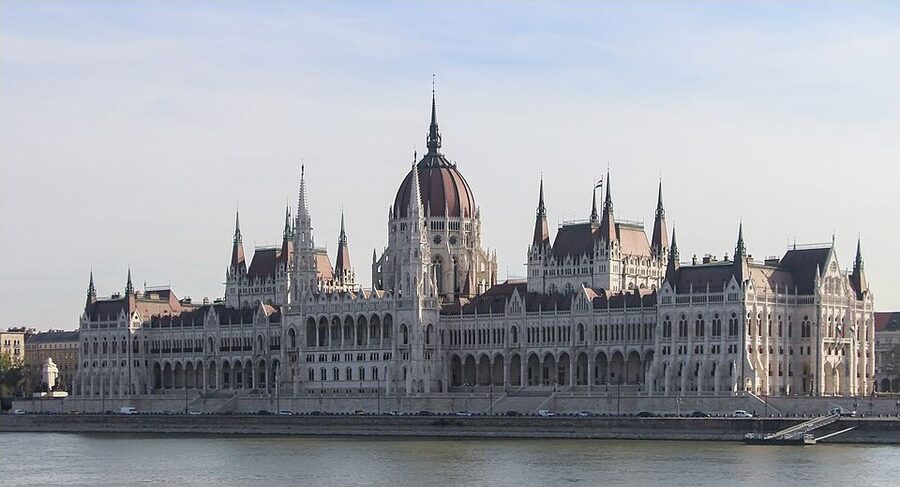 Edificio del Parlamento de Hungría junto al Danubio en Budapest, imagen de archivo.
