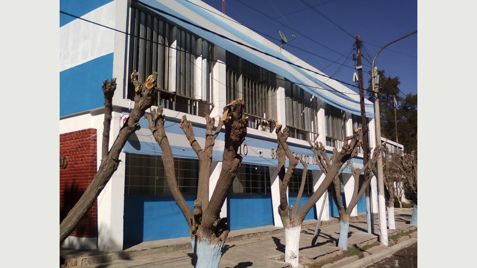 Fachada del Palacio Municipal de Ullum en una fotografía de archivo de 2010, tomada por Olivita8. Ilustra al municipio que organiza el grupo; no muestra el Espacio Leila Rodríguez ni una reunión de participantes. Fotografía íntegra, sin recorte, con márgenes neutros a 16:9.