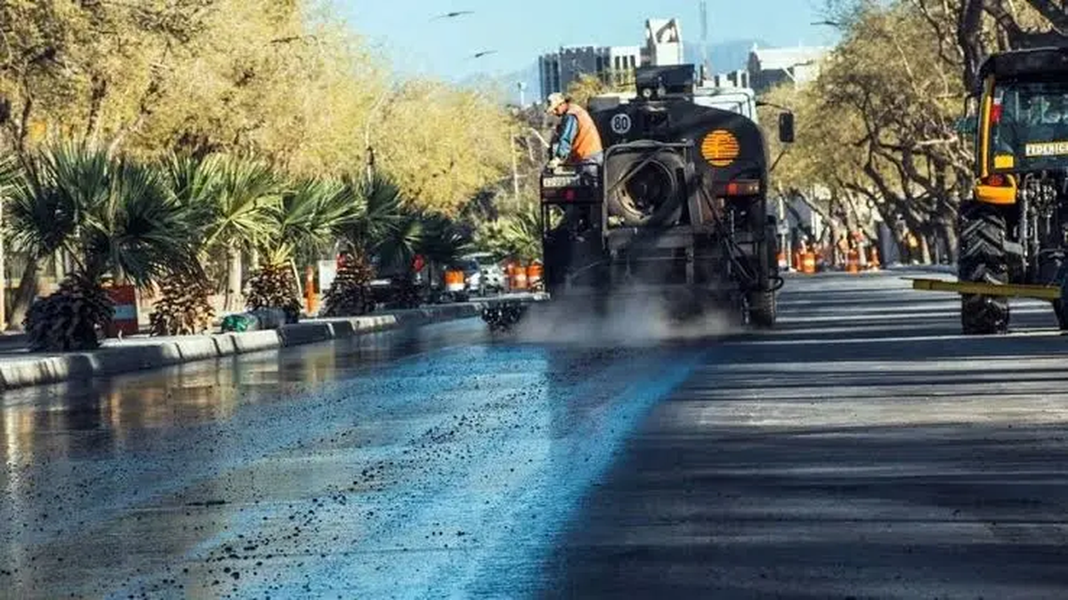 Maquinaria vial durante trabajos de repavimentación en una calle de la Ciudad de San Juan.