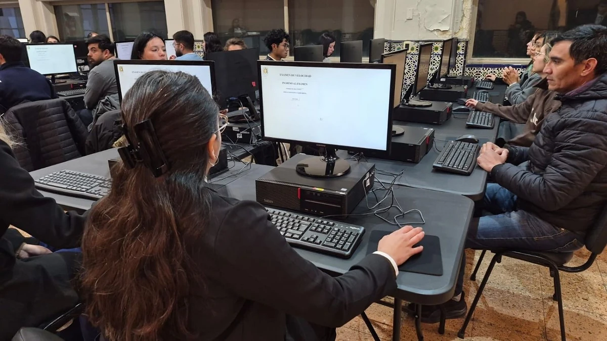 Aspirantes frente a computadoras durante una evaluación; imagen de archivo utilizada por Tiempo de San Juan.