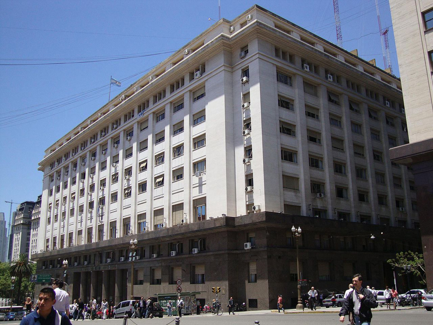 Palacio de Hacienda, sede del Ministerio de Economía en Buenos Aires. Fotografía de archivo de la Comisión Nacional de Monumentos; fecha de toma no informada. Ilustra el organismo del que depende la Secretaría de Energía, no una instalación eléctrica sanjuanina.