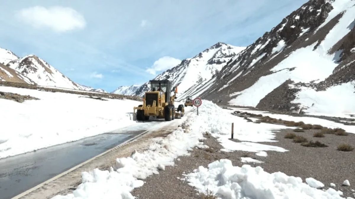 Maquinaria vial trabaja sobre una ruta cordillerana con nieve