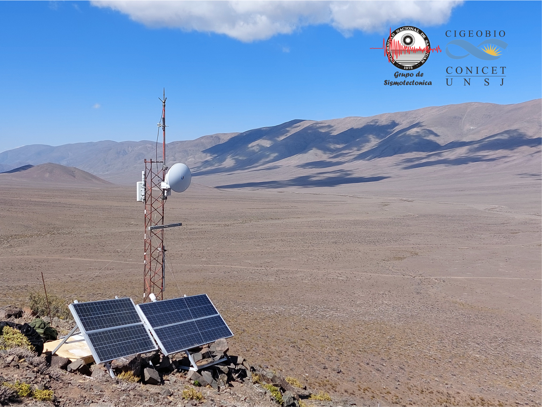 Imagen de archivo de la estación sismológica Don Carmelo, en la Precordillera de San Juan, con paneles solares, antenas y paisaje montañoso. No corresponde a Vaca Muerta ni al estreno del visor.