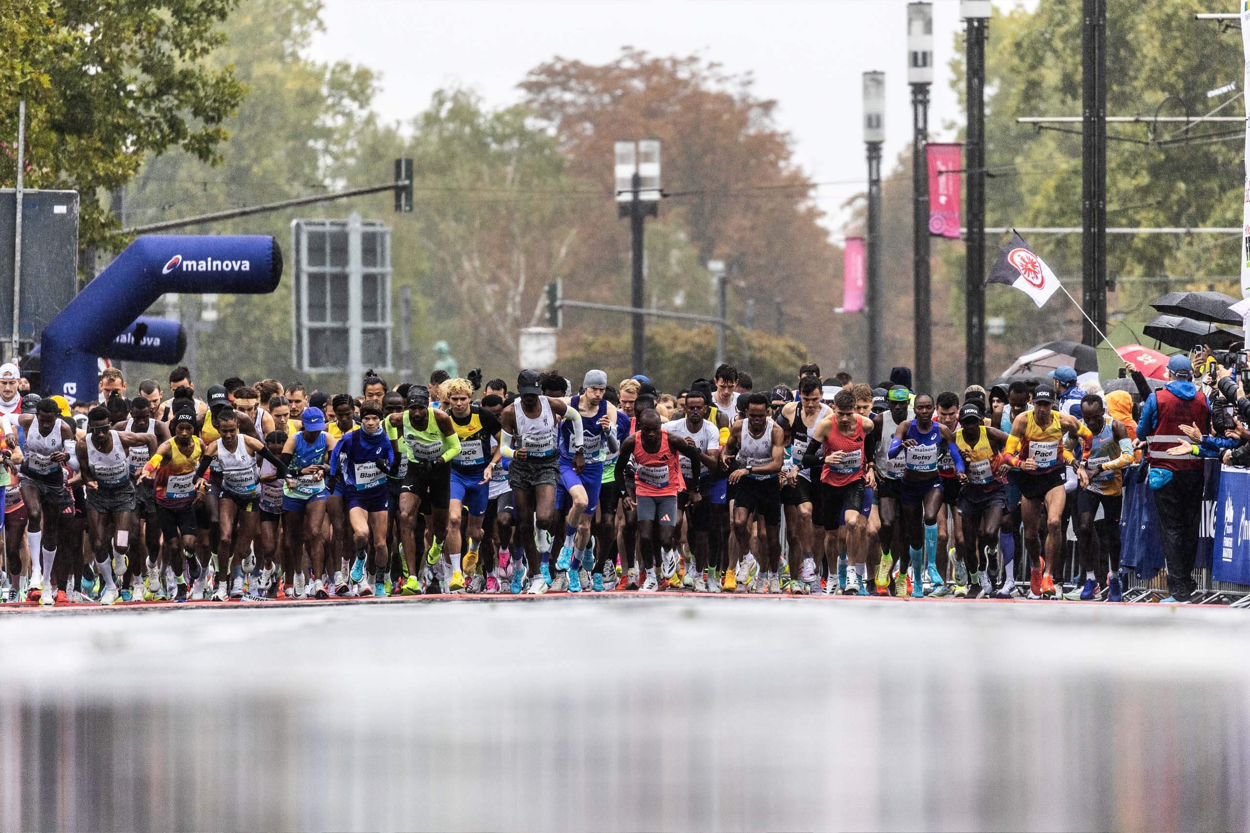 Salida del Maratón de Frankfurt sobre el asfalto mojado el 25 de octubre de 2026, en una imagen del álbum oficial Raceday de la organización.