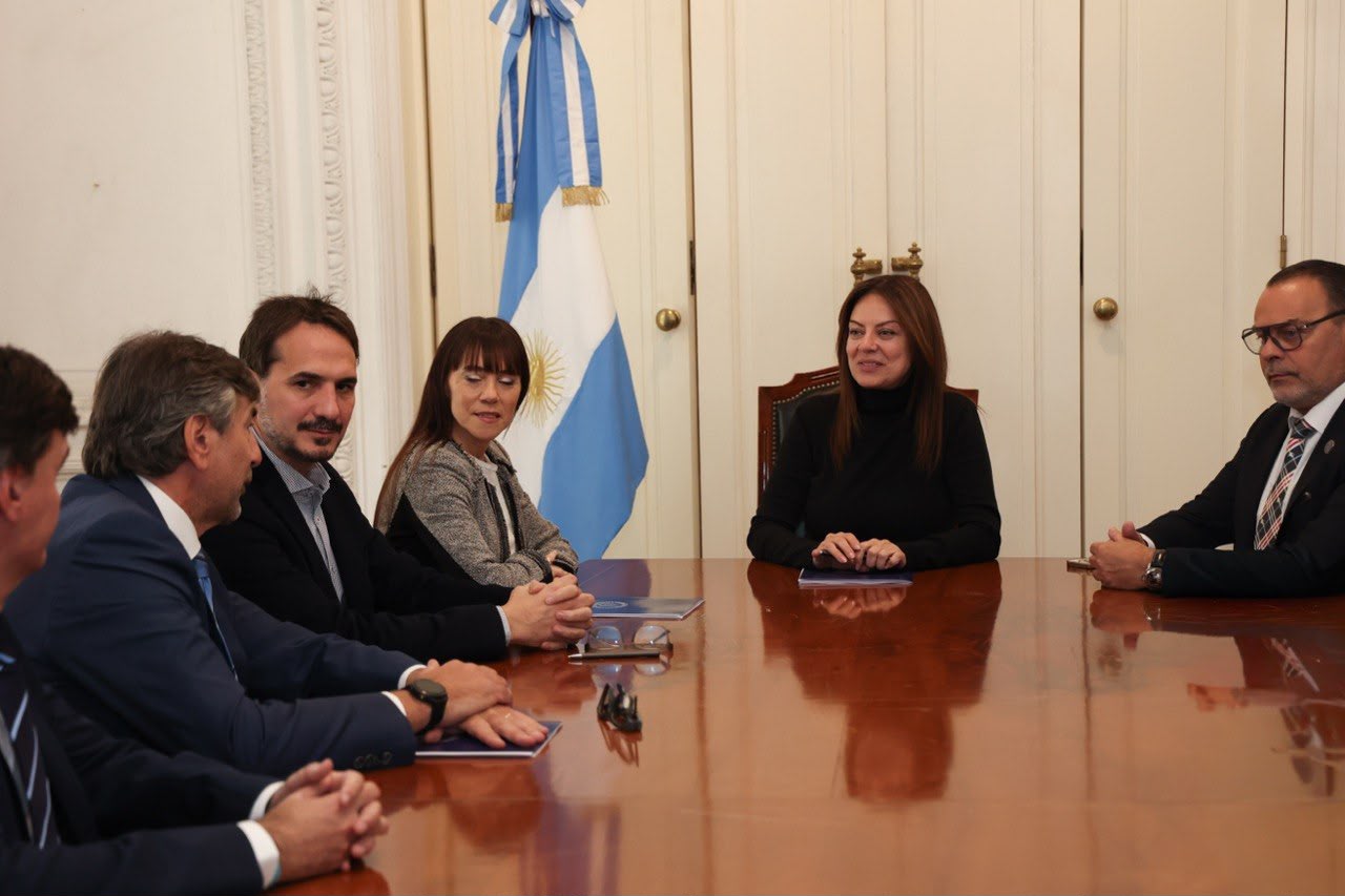 Sandra Pettovello y representantes de las entidades participantes en el convenio de formación financiera, en la fotografía difundida por Capital Humano el 26 de octubre de 2026.