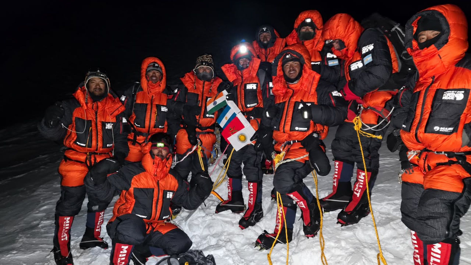Integrantes de la expedición argentina e india con indumentaria de alta montaña sobre la nieve, en una fotografía de la misión de 2026 difundida por el Ejército.