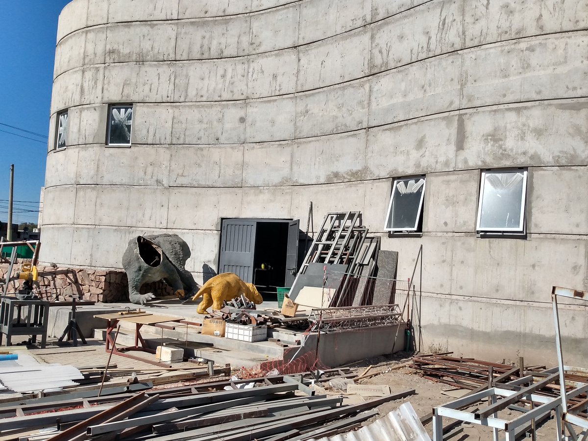 Archivo de agosto de 2021: exterior del nuevo Museo Paleontológico de San Juan durante la construcción, con materiales y piezas en el predio.