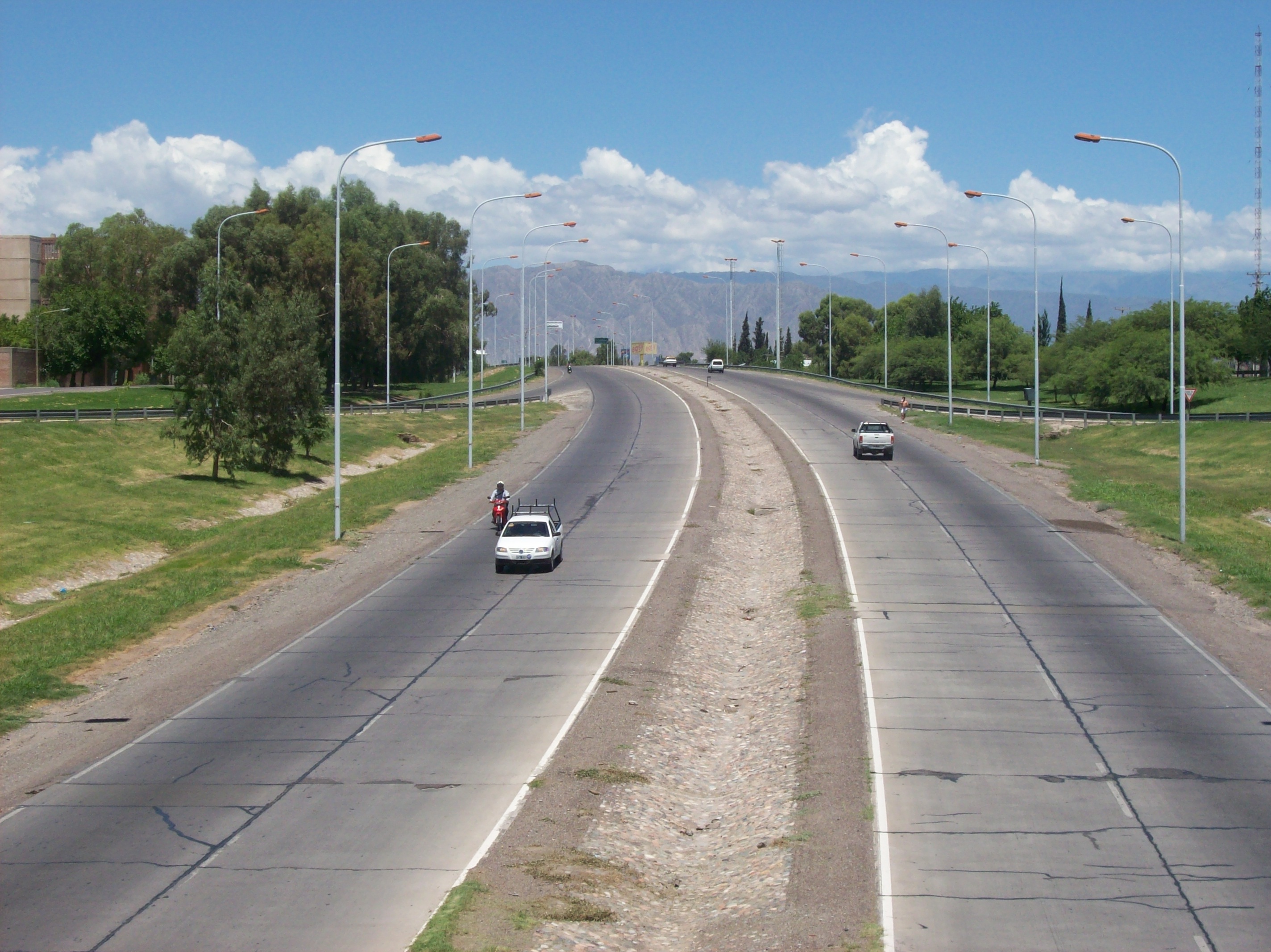 Avenida Circunvalación de San Juan vista desde el puente de Mendoza Norte. Archivo del 6 de enero de 2009; no muestra las obras actuales.