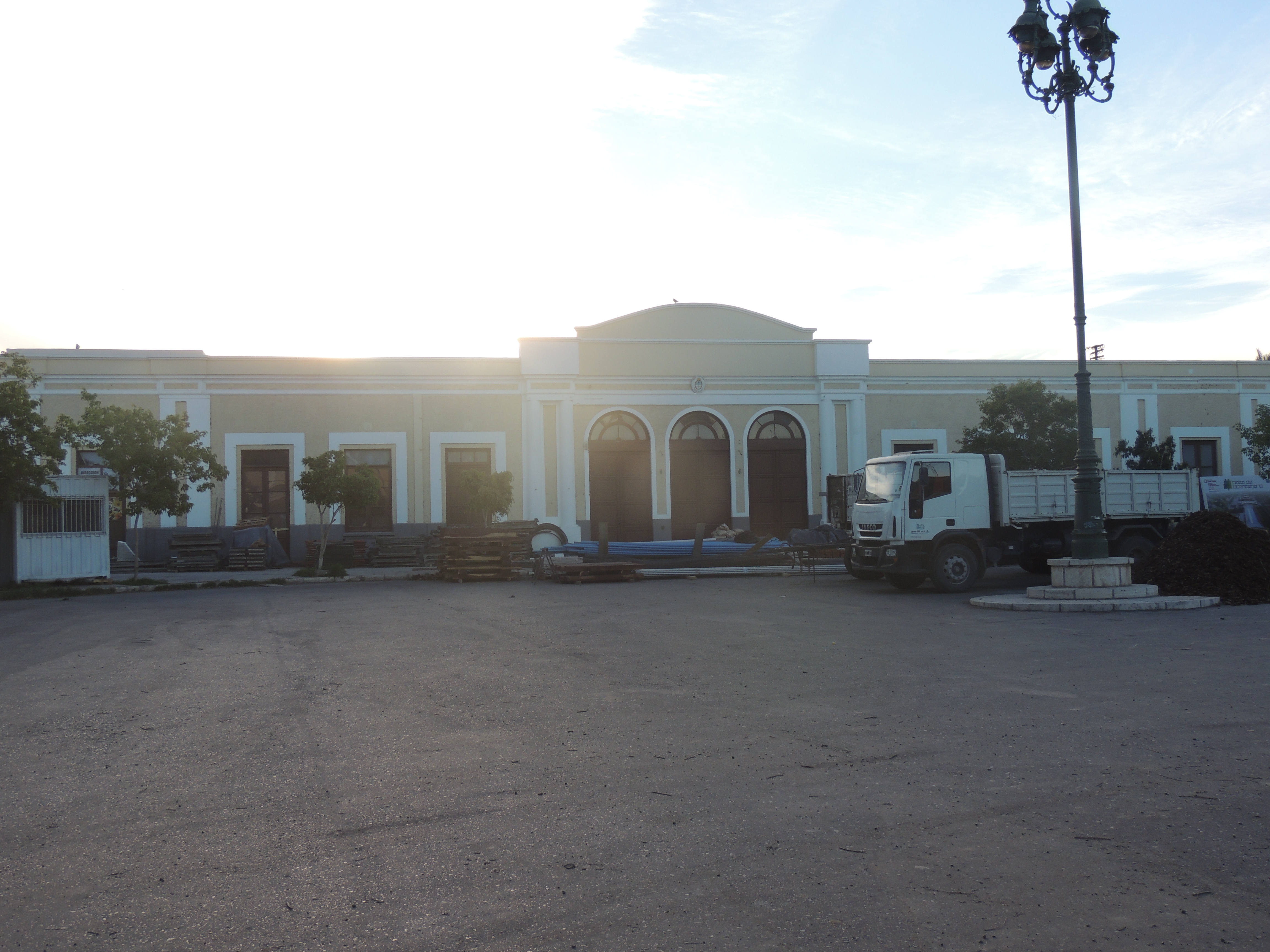 Fachada de la antigua Estación San Juan del ferrocarril San Martín, hoy espacio cultural, fotografiada durante trabajos en octubre de 2016; imagen histórica del lugar y no de la feria anunciada.