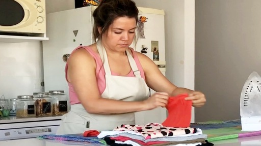 Una mujer acomoda ropa junto a una plancha. Fotografía de archivo difundida por ARCA el 21 de mayo de 2026 para informar sobre recibos de casas particulares.