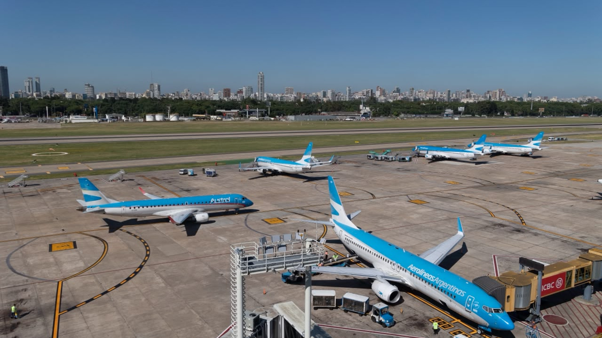 Aviones estacionados en Aeroparque, imagen de archivo