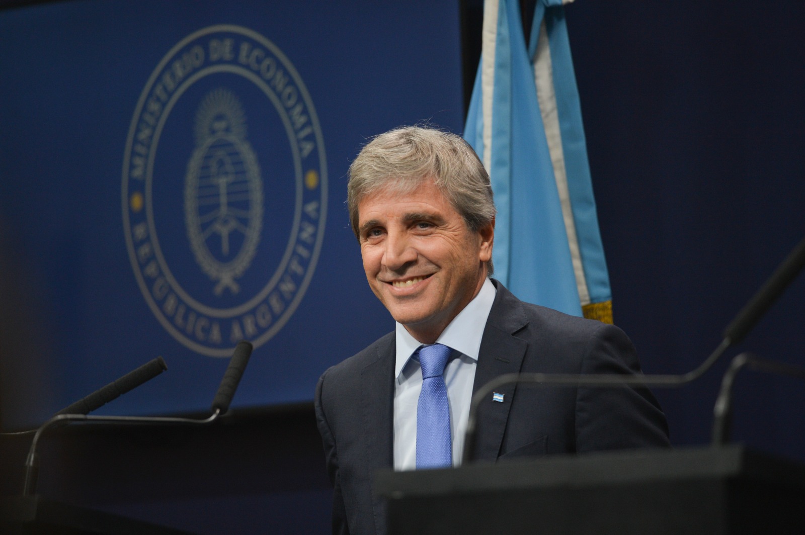 Luis Caputo ante micrófonos en el Ministerio de Economía; fotografía de archivo del 11 de abril de 2025, ajena al encuentro actual en París.