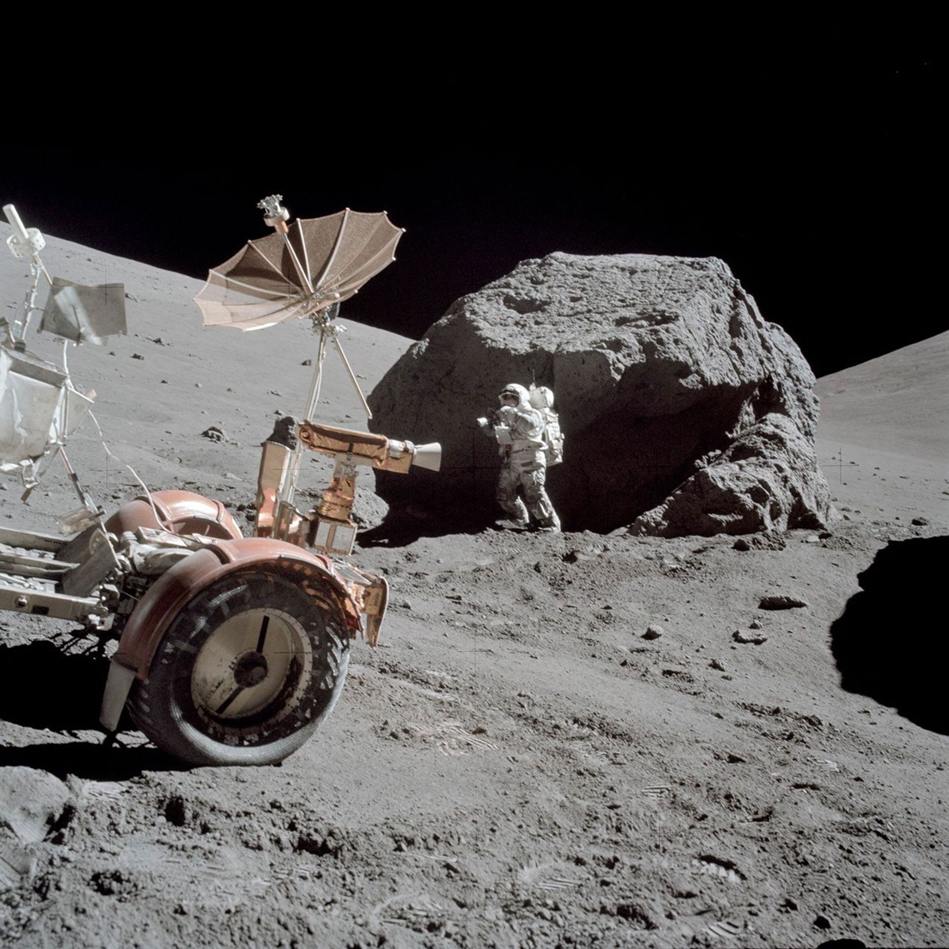 Foto de archivo: Harrison Schmitt junto a una gran roca y al vehículo lunar durante una caminata de Apollo 17, el 13 de diciembre de 1972.