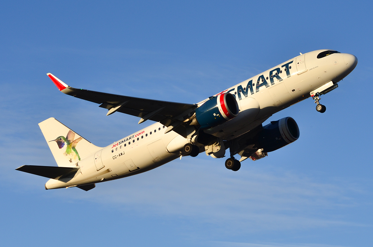 Airbus A320neo de JetSMART Chile, matrícula CC-AWJ, fotografiado en Santiago el 24 de abril de 2022.