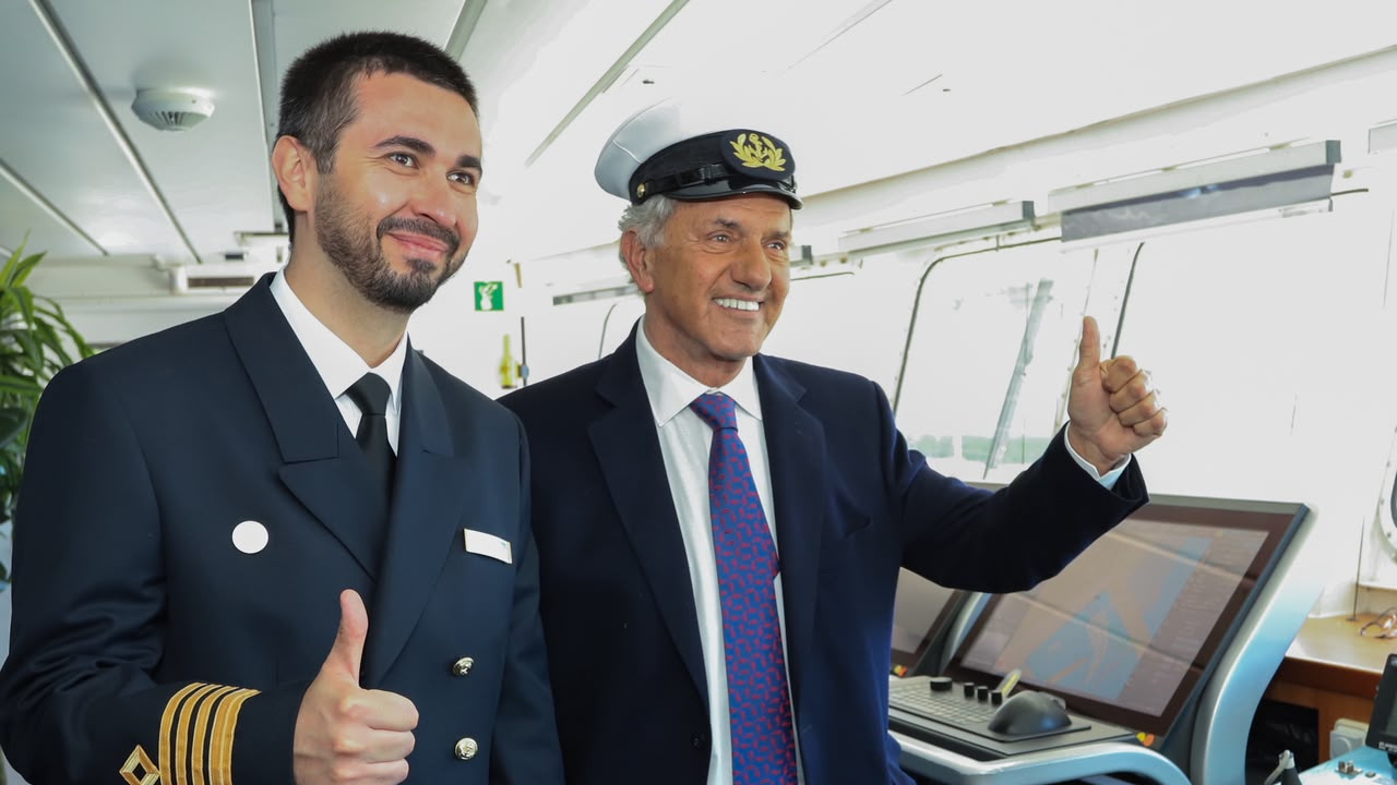 Daniel Scioli junto a un oficial en el puente del buque, en una fotografía difundida por Turismo durante la recepción del Seaventure el 20 de octubre de 2026. Recorte horizontal de la fotografía original.