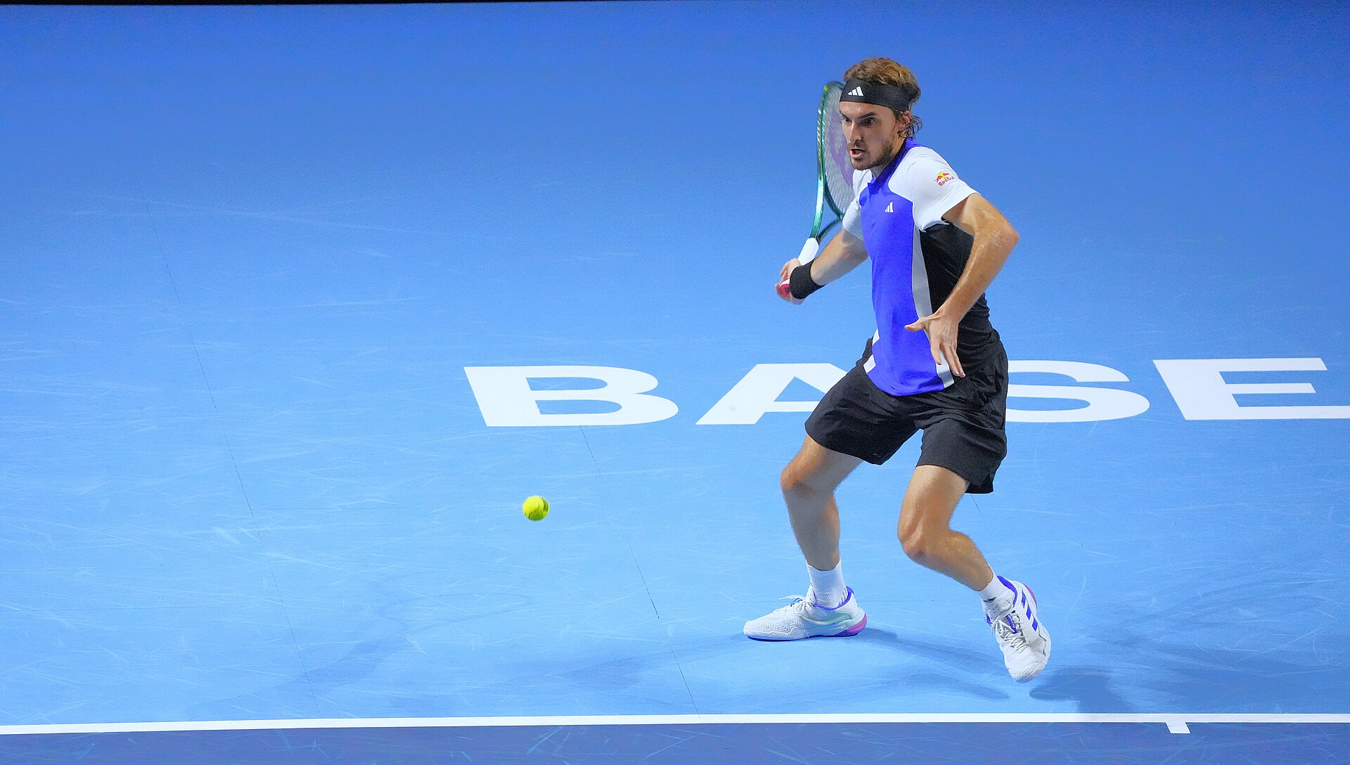 Archivo: Stefanos Tsitsipas durante el torneo Swiss Indoors de Basilea, el 25 de octubre de 2024. La imagen no corresponde al partido ante Taylor Fritz en Shanghái en 2026.