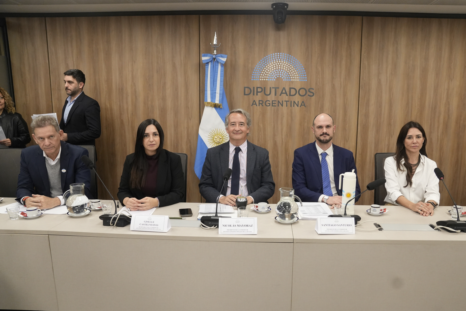 Mesa del plenario de Asuntos Constitucionales y Legislación General de Diputados del 14 de octubre de 2026; Nicolás Mayoraz se encuentra en el centro.