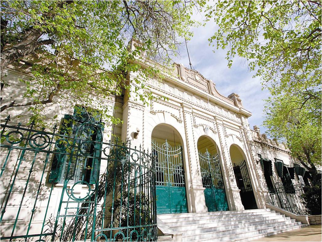 Foto de archivo de la fachada de la Escuela Normal Superior Sarmiento de San Juan; fecha de toma no informada. Es una de las instituciones con ofrecimientos del 26 de octubre, no una imagen de esos actos.