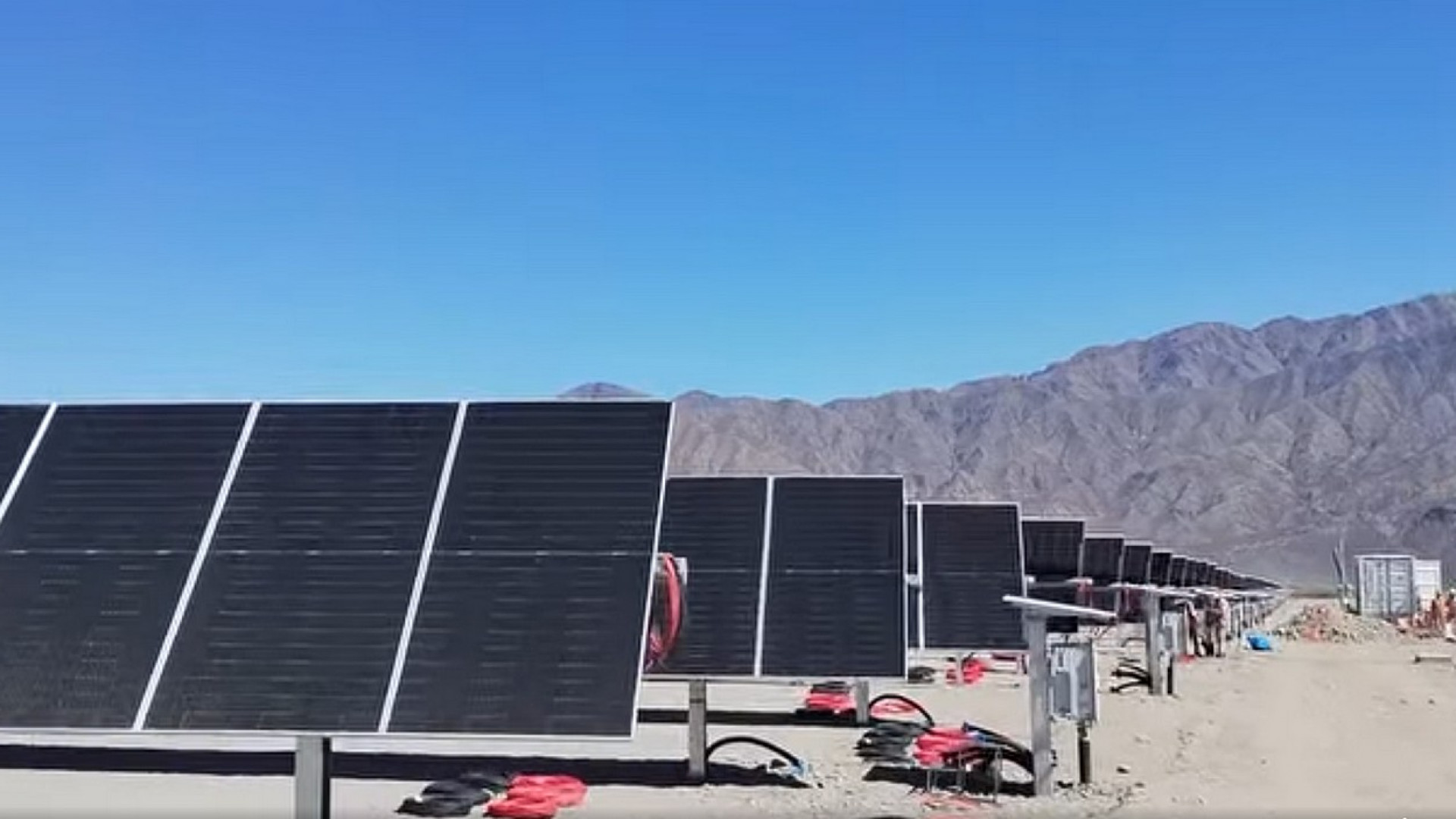 Paneles solares y equipos de conexión del proyecto Ampajango en Catamarca, en la fotografía de archivo utilizada por ENReGE para el trámite de acceso. Fecha de toma no informada; no acredita inicio de operación.