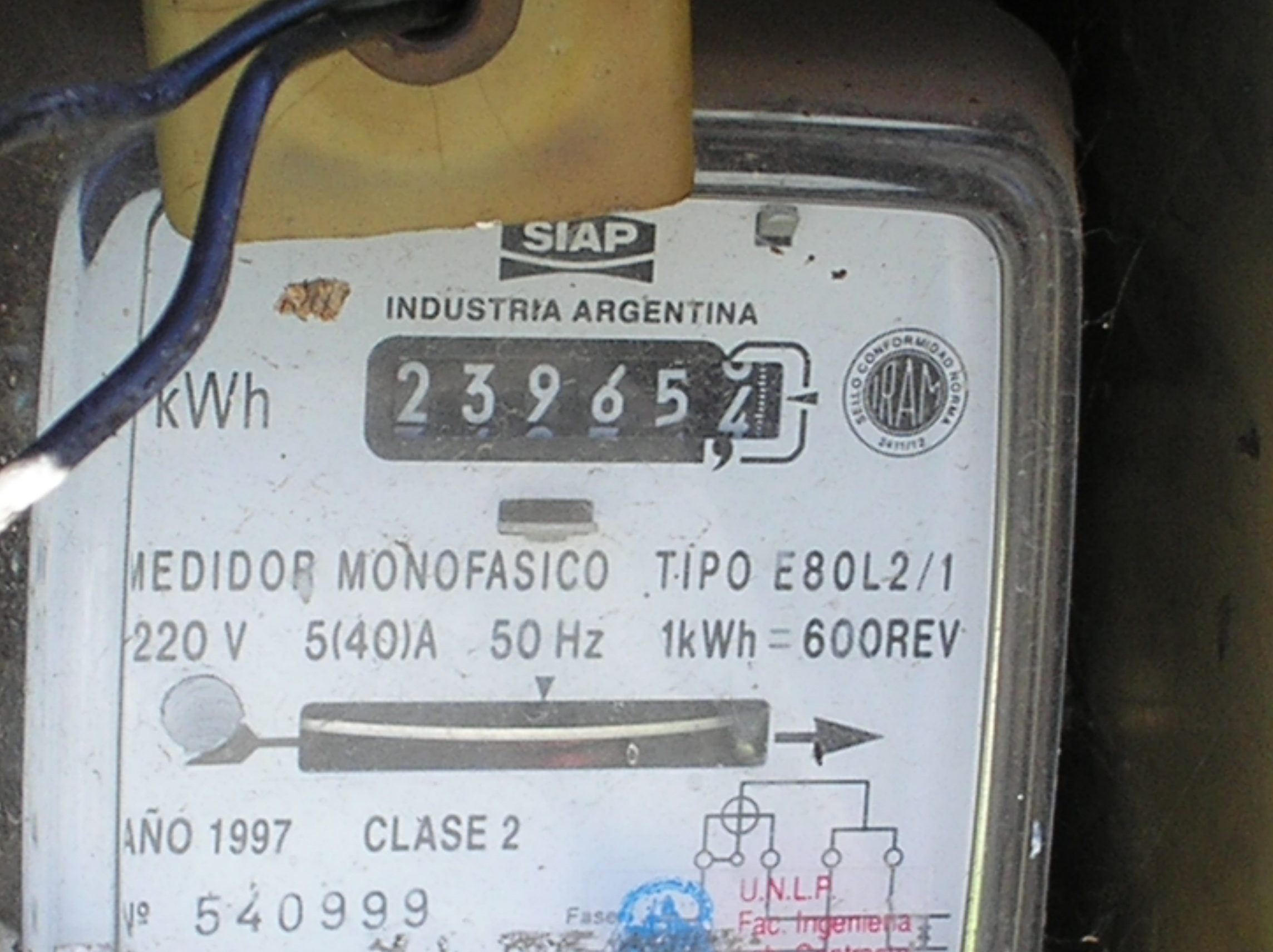 Medidor monofásico de electricidad de fabricación argentina, en una fotografía de Yorenuncio subida a Wikimedia Commons en agosto de 2008; fecha de toma no informada. Archivo contextual: no corresponde al CIC La Bebida ni al taller de Naturgy.