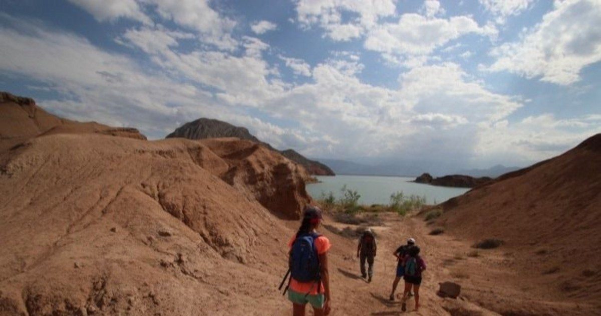 Excursionistas en un circuito de montaña sanjuanino