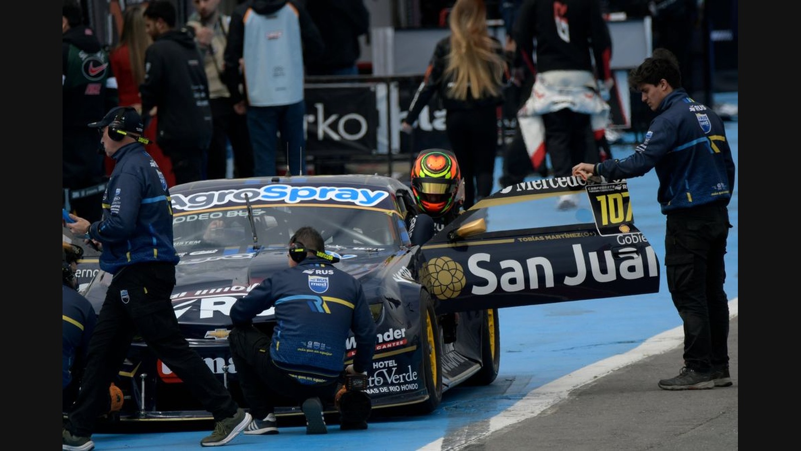 Tobías Martínez junto al Chevrolet Camaro número 107 y personal de su equipo en boxes. Imagen publicada por Diario de Cuyo en la cobertura de la final de Rosario del 25 de octubre de 2026; fecha exacta de toma no acreditada.