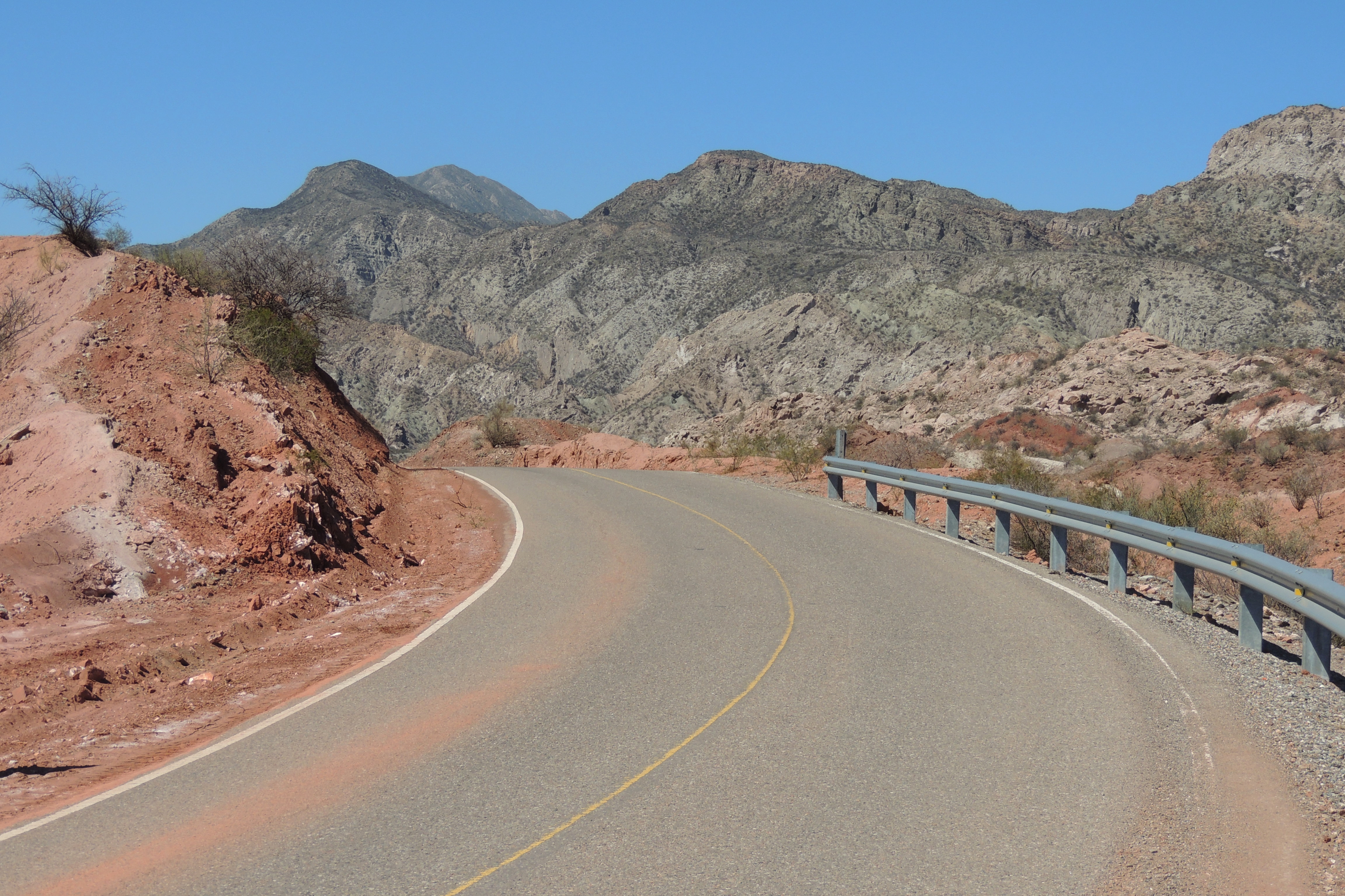 Ruta Nacional 40 rumbo a Jáchal, fotografiada por miroab el 19 de noviembre de 2018. Archivo relacionado: no acredita el tramo San Roque–Tucunuco ni muestra las obras anunciadas en 2026.