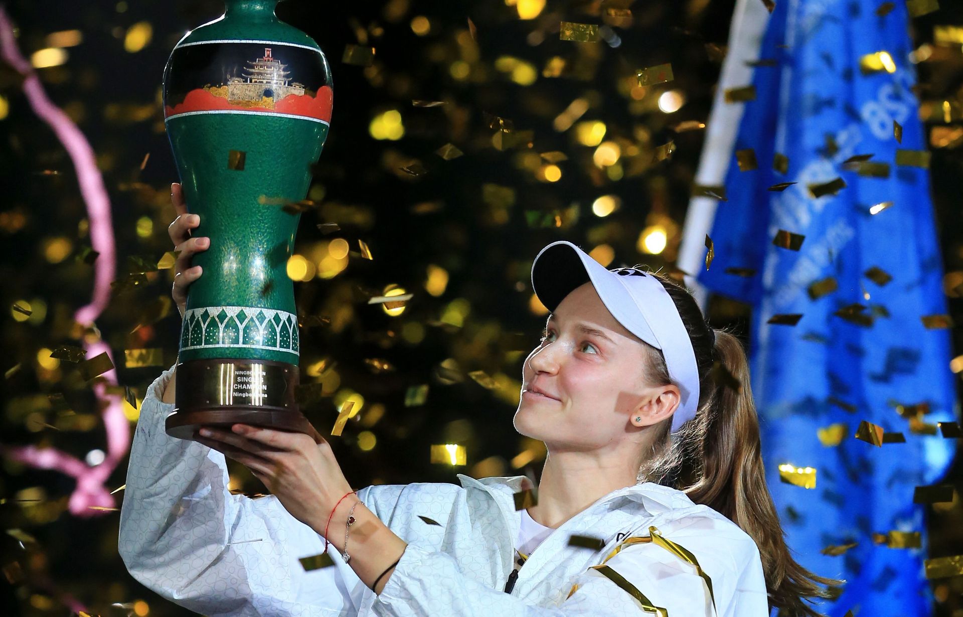 Elena Rybakina levanta el trofeo de Ningbo tras ganar la final del 25 de octubre de 2026, fotografía publicada por la WTA.