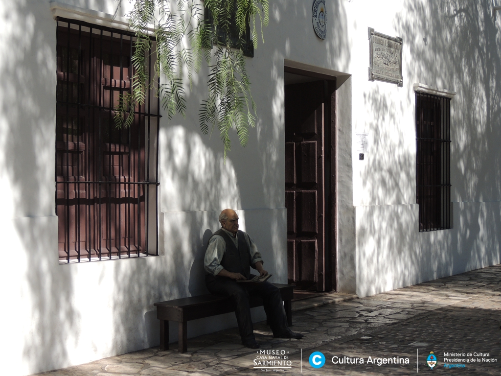 Frente de la Casa Natal de Sarmiento, en la ciudad de San Juan, fotografiado el 19 de agosto de 2015. Imagen de archivo del edificio; no corresponde al encuentro de lectura del 27 de octubre de 2026.