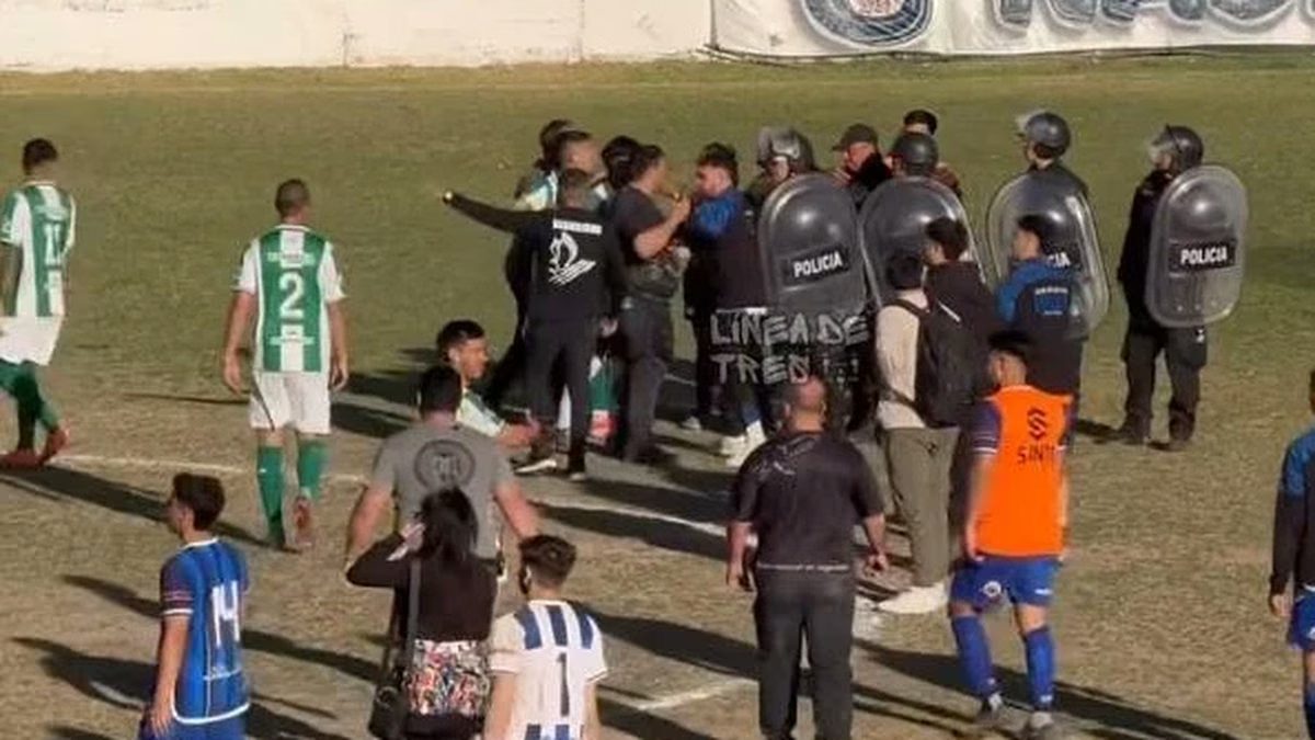 Jugadores y colaboradores en la cancha durante el clásico sanjuanino