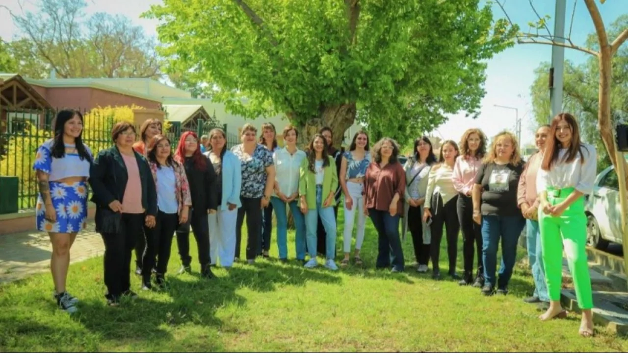 Grupo de mujeres en una fotografía de la convocatoria, publicada por Diario Huarpe como gentileza.