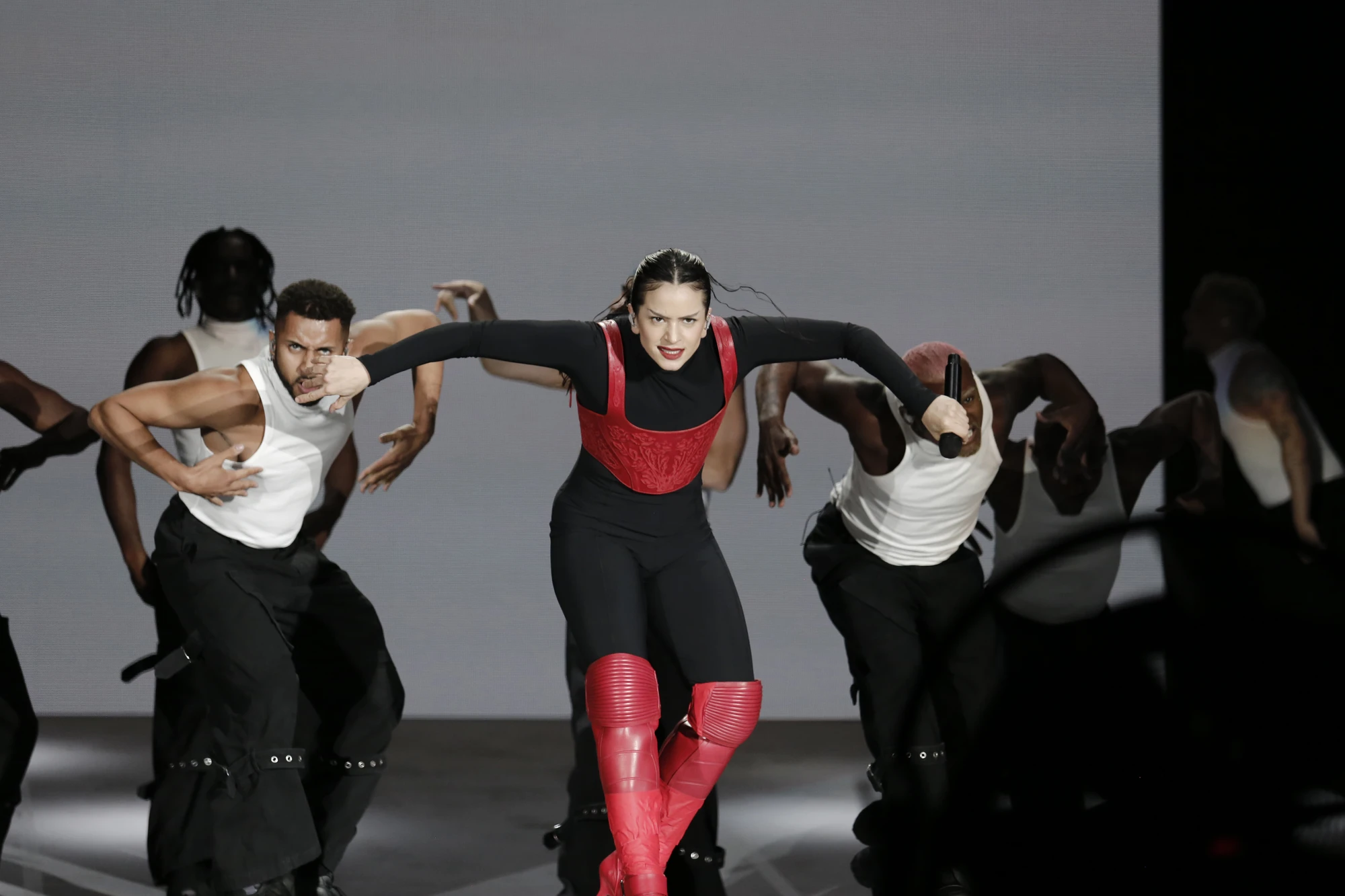 Foto de archivo: Rosalía baila con su equipo durante el concierto del 28 de abril de 2023 en el Zócalo de Ciudad de México; no corresponde al premio de 2026.