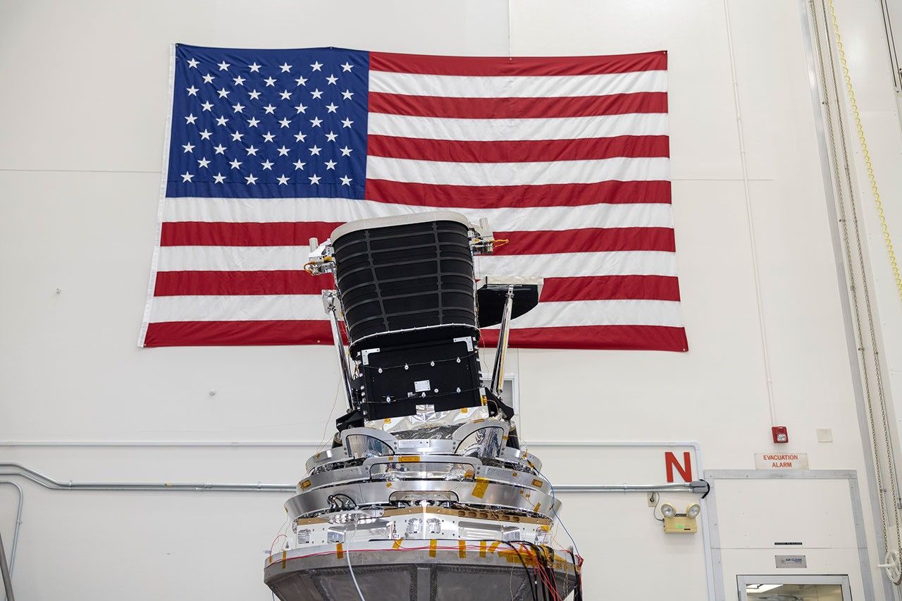 El telescopio SPHEREx durante pruebas en el Jet Propulsion Laboratory, en septiembre de 2023, antes de su lanzamiento. Foto de archivo del instrumento protagonista.
